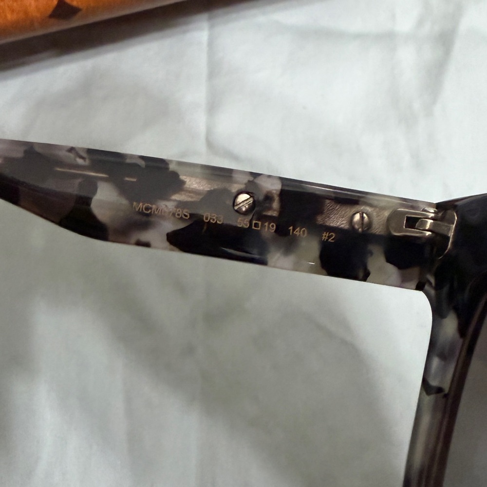 MCM Oversized Tortoiseshell Sunglasses w/Case & cleaning cloth - Picture 5 of 7